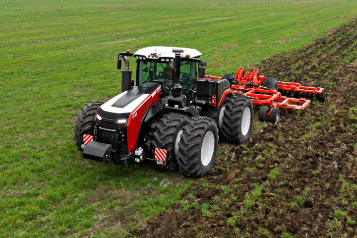 Ростсельмаш привезет на АГРОСАЛОН 2026 две абсолютные премьеры: трактор 3000 серии и кормоуборочный комбайн 2750